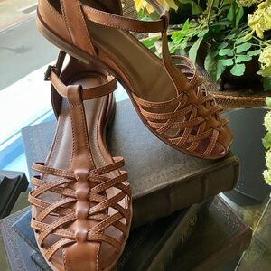 White Mountain Fisherman Sandals  Size 8.5